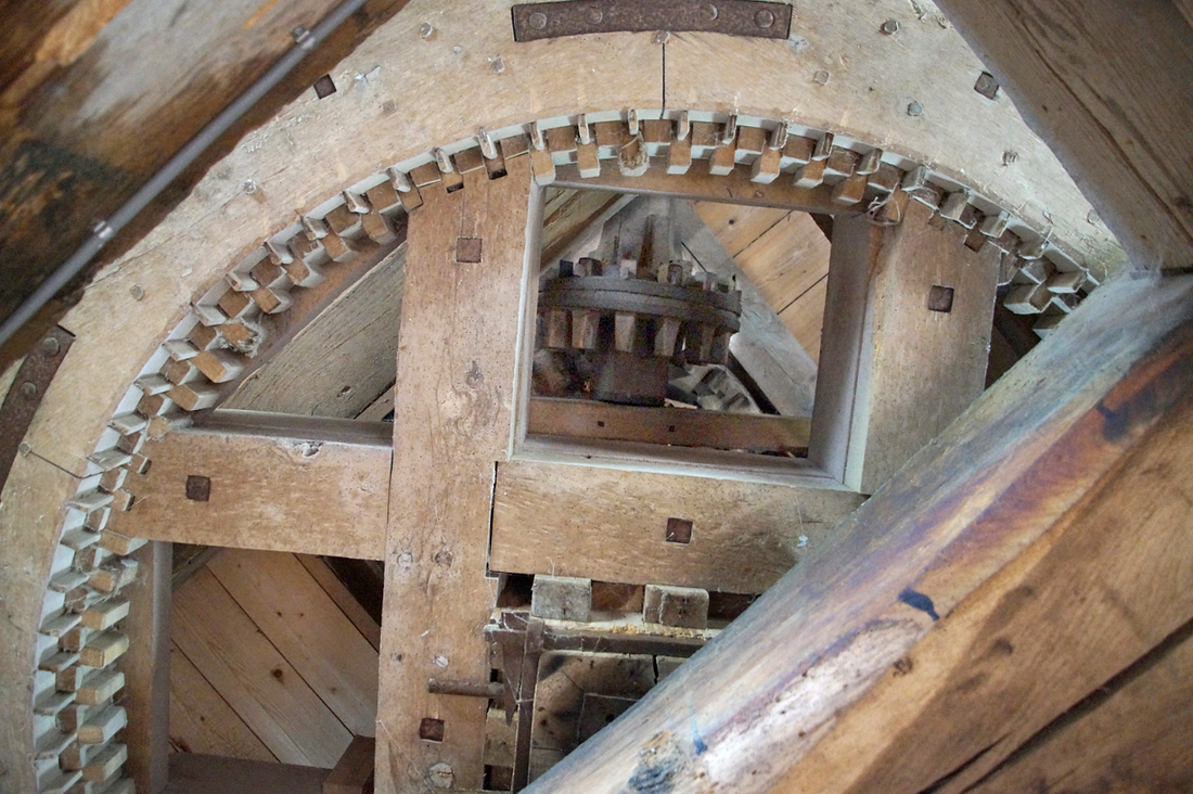 14, Molen 01825 Werklust (Oene), Matthieu Hoogduin (17-4-2017)Deze foto is van onderen door het spoorwiel heen naar boven genomen. Het toont duidelijk dat de molen binnen een open karakter heeft. | Database Nederlandse molens
