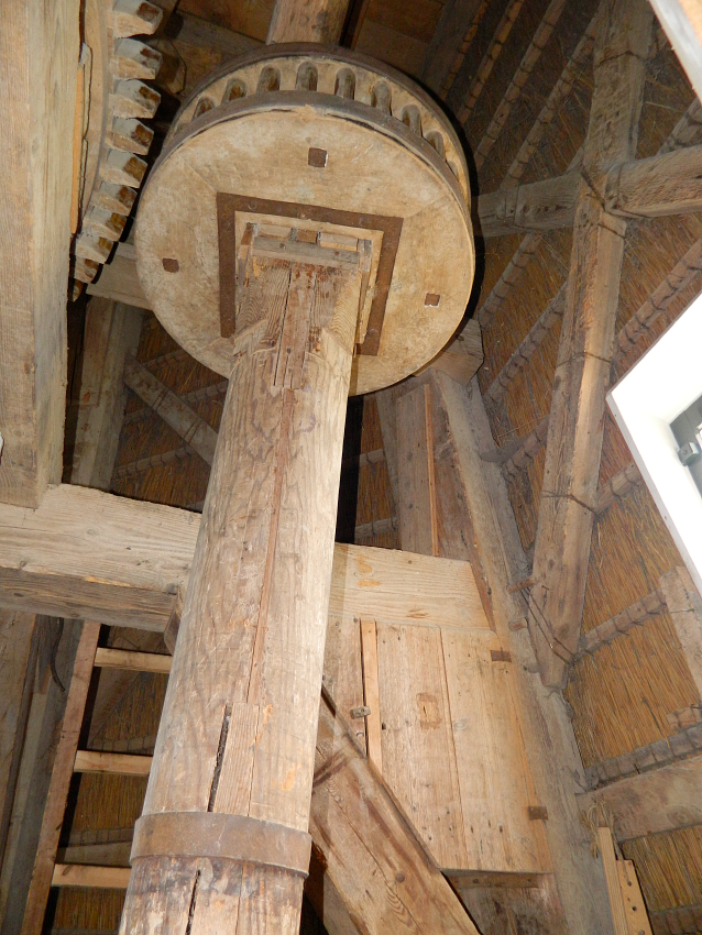 17, Molen 01825 Werklust (Oene), Vincent Mepschen (17-4-2017)Het steenrondsel, let op het drankenkastje rechts! | Database Nederlandse molens
