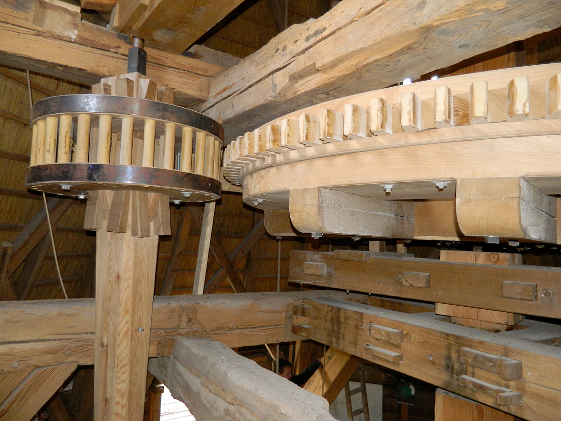 11, Molen 01245 De Hoop (Oldebroek), Vincent Mepschen (17-4-2017)Spoorwiel met het maalrondsel, let op de koppeling onder het spoorwiel om de spil voor de kantstenen beneden aan of af te koppelen! | Database Nederlandse molens
