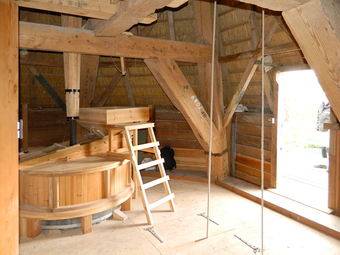 13, Molen 01245 De Hoop (Oldebroek), Vincent Mepschen (17-4-2017)Het nieuwe koppel stenen met het oude achtkant | Database Nederlandse molens