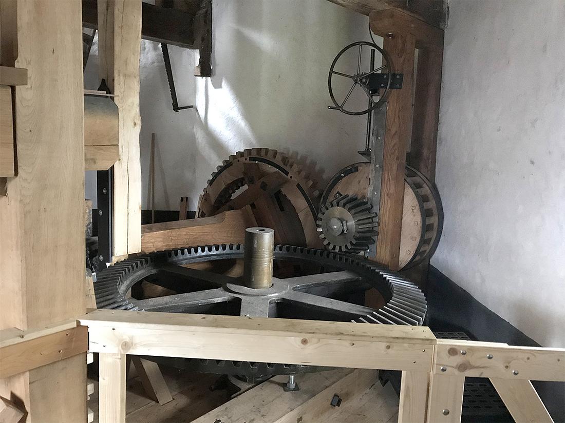 22, Molen 01245 De Hoop (Oldebroek), Cornelis Dekker (17-10-2020)Na de restauratie van 2019, gietijzer steenwiel en spindel om het koppel kantstenen uit het werk te halen. | Database Nederlandse molens