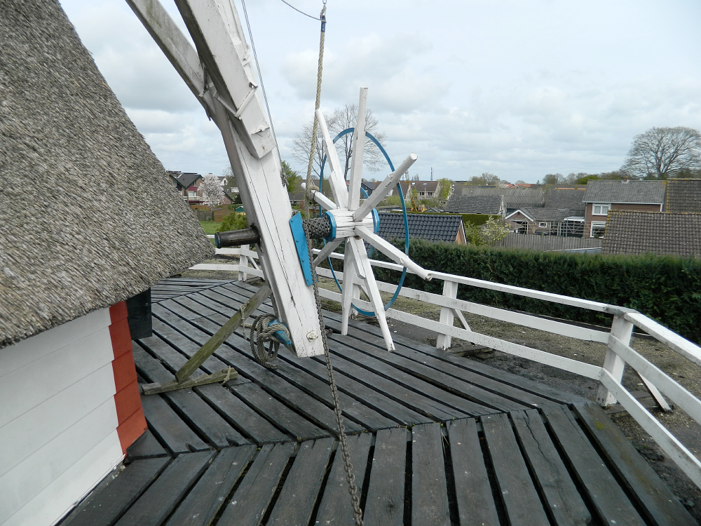 6, Molen 01244 De Tijd (Oostendorp), Vincent Mepschen (17-4-2017)De extra aangebrachte stelling, bovenop de aangebouwde schuur. | Database Nederlandse molens