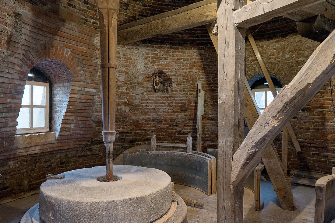 14, Molen 00903 De Piepermolen (Rekken), Marcel van Nies (4-1-2020)Dit is een compleet en maalvaardig 16der koppel, tijdelijk open voor de schoonmaak. | Database Nederlandse molens