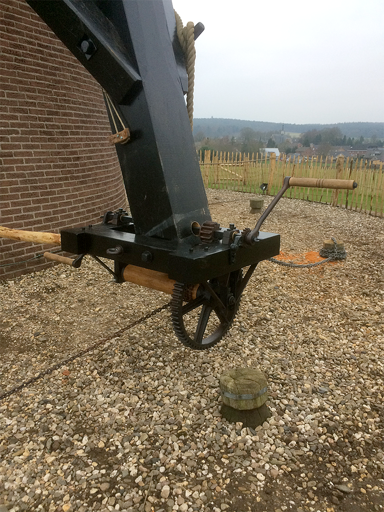 9, Molen 03104 e Düffels Möll (Stokkum), Fabian Gerritsen (23-12-2017)De nieuwe kruilier, in eigen beheer gemaakt met onderdelen van een oude lier. | Database Nederlandse molens