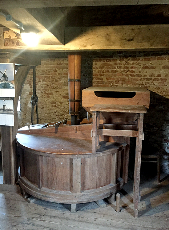 11, Molen 03104 e Düffels Möll (Stokkum), Fabian Gerritsen (12-12-2015)Het koppel 16der kunststenen en steenkraan. | Database Nederlandse molens