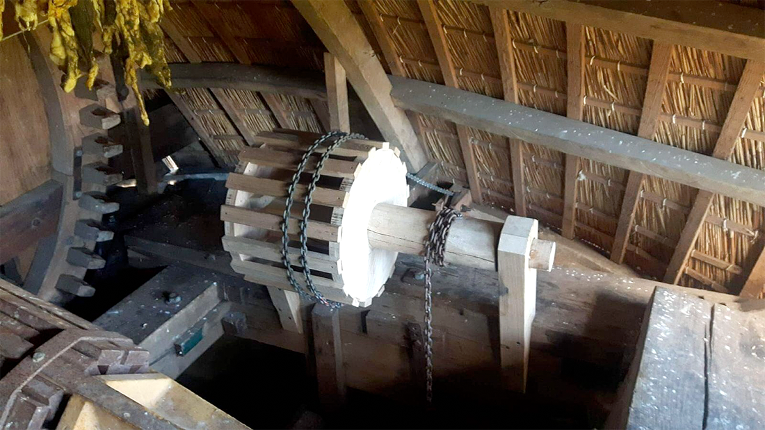 14, Molen 03104 e Düffels Möll (Stokkum), Fabian Gerritsen (30-10-2017)De vangtrommel, die terug is gerestaureerd. Hiervoor had de molen een vangstok. | Database Nederlandse molens