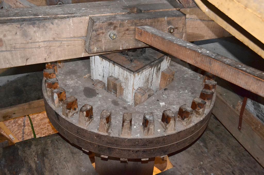 18, Molen 03104 e Düffels Möll (Stokkum), Rob Pols (10-7-2016)De bonkelaar in de kap.  | Database Nederlandse molens