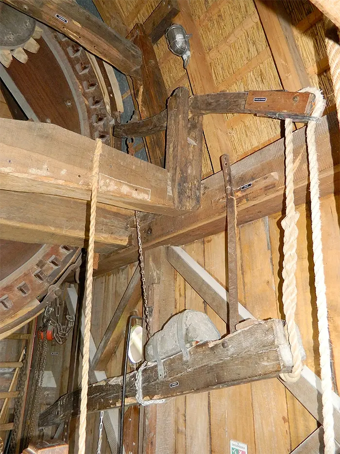 13, Molen 00290 Den Olden Florus / Kallenbroeker Molen (Terschuur), Vincent Mepschen (11-6-2022)Vangbalk met evenaar. | Database Nederlandse molens