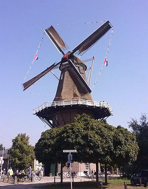 2, Molen 01232 Daams' molen (Vaassen), Robin van Katwijk (8-9-2012)De opgehoogde molen bij heropening, eindelijk weer volle windvang!  | Database Nederlandse molens