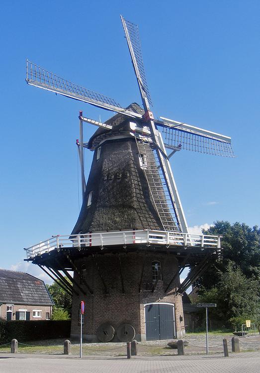5, Molen 01232 Daams' molen (Vaassen), Martin E. van Doornik (4-9-2010)De molen vóór de verhoging. De ingang is inmiddels een groot raam.   | Database Nederlandse molens