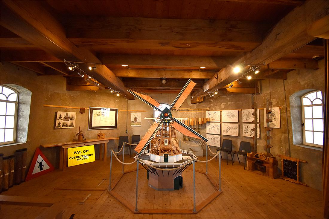 7, Molen 01232 Daams' molen (Vaassen), Jurre Riphagen (1-12-2019)De educatiezolder, met een opengewerkt schaalmodel (1:10) van deze molen. | Database Nederlandse molens