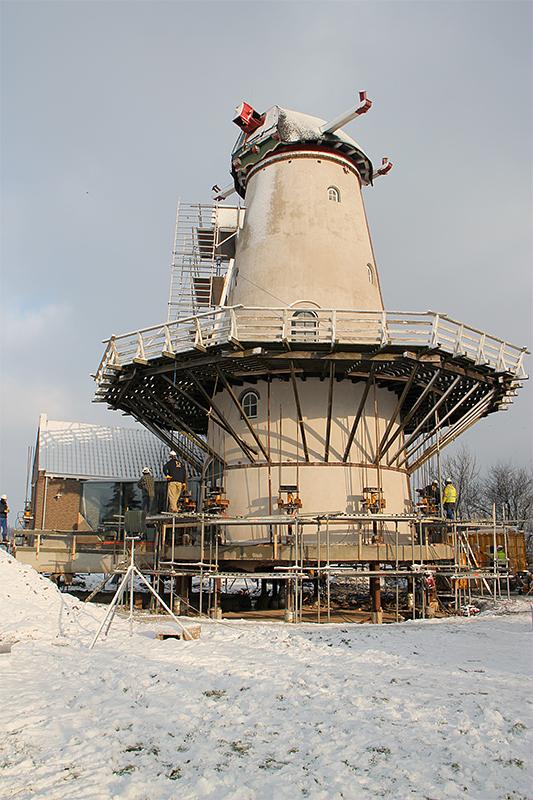 1, Molen 02660 De Bol (Varik), Alex Olzheim (18-12-2010)Molen met woning wordt opgevijzeld.  | Database Nederlandse molens