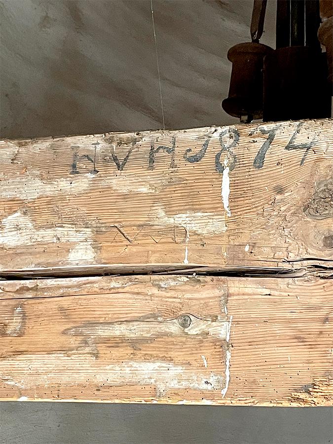 7, Molen 02660 De Bol (Varik), Alex Olzheim (26-8-2021)Hier staan de initialen HVH 1874 van de eerste eigenaar Verhagen. | Database Nederlandse molens