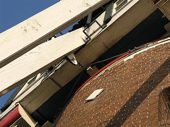 5, Molen 00878 De Engel (Varsseveld), De band om de kuip die kan worden aangetrokken of gevierd (zie tekst).  Willem Jans ((31-1-2009).  | Database Nederlandse molens