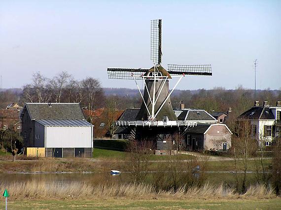 1, Molen 01828 Mölle van Bats (Veessen), Het gebouw links is 'De Stoom van Jan' | Database Nederlandse molens