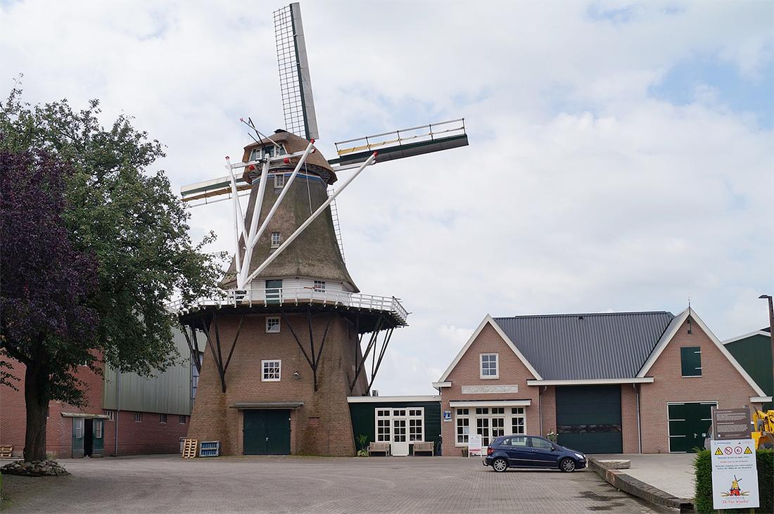 1, Molen 06907 k De Vier Winden (Vragender), Boukje van Leijen (9-7-2016)Ruimtegebrek en strengere eisen maakten het noodzakelijk maatregelen te nemen, om goed voorbereid te zijn op de toekomst. De oude opslagloods en winkel/kantine werden gesloopt, en er is een prachtig modern bedrijfspand gebouwd met een ruime opslagcapaciteit, een nieuwe molenwinkel, kantoor, kantine en goede sanitaire voorzieningen. Het voldoet weer aan de modernste eisen voor kwaliteit en voedselveiligheid.bron: gunnewickdevierwinden.nl. | Database Nederlandse molens