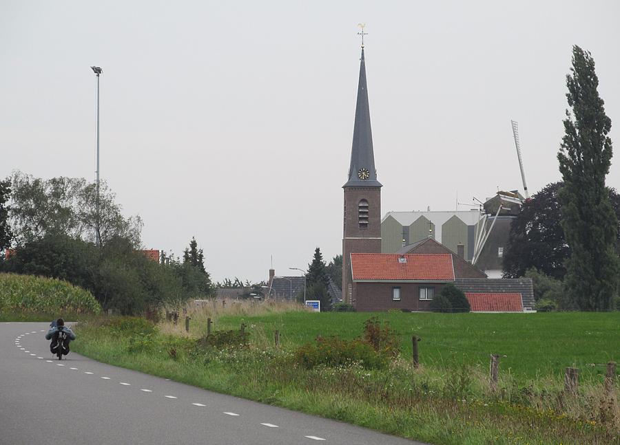3, Molen 06907 k De Vier Winden (Vragender), Piet Glasbergen (4-10-2013)Kerk, graansilo en molen bijna op één zichtlijn.  | Database Nederlandse molens
