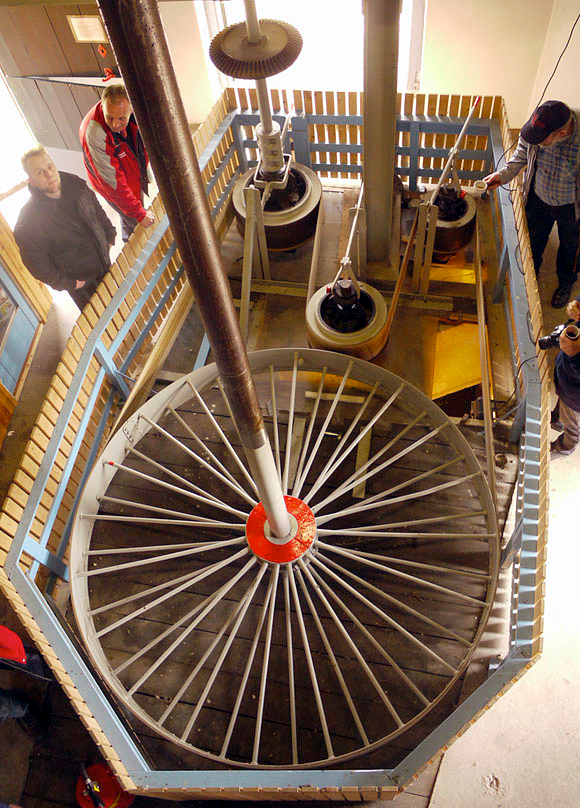 9, Molen 00846 (poldermolen) (Waardenburg), Vincent Mepschen (najaar 2009)De grote 'spoorwiel-riemschijf' met de drie schroefpompen. | Database Nederlandse molens