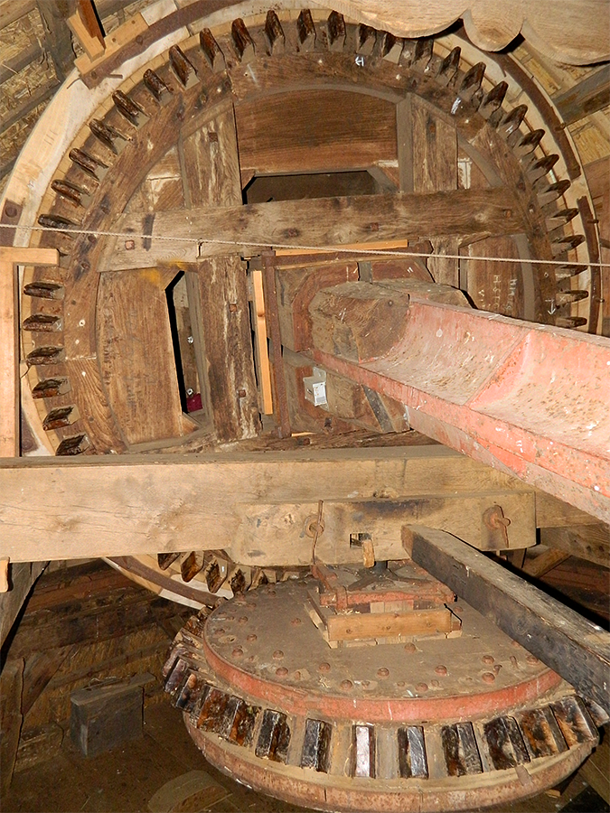 12, Molen 03612 De Walderveense Molen (Walderveen), Vincent Mepschen (27-2-2018)Conische overbrenging tussen bovenwiel en -bonkelaar. | Database Nederlandse molens