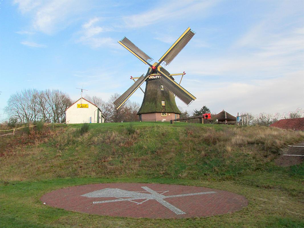 4, Molen 12237 De Vlijt (Wapenveld), Piet Glasbergen (19-12-2014)Het klinkerplateau met molenmozaïek wordt gebruikt als amphitheater. | Database Nederlandse molens