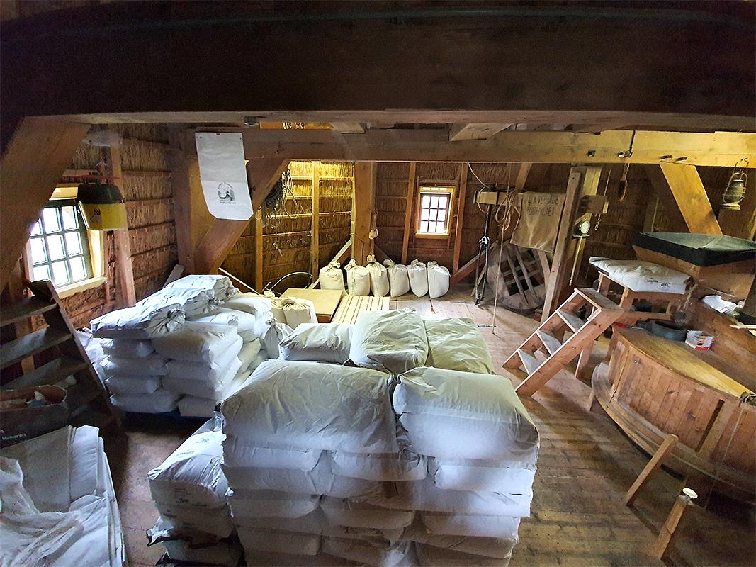 13, Molen 12237 De Vlijt (Wapenveld), Robin van Katwijk (2-11-2019)De molen volop in bedrijf. | Database Nederlandse molens