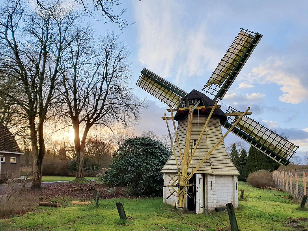 7, Molen 06907 v bis De Wielewaal (Wapenveld), Robin van Katwijk (28-1-2020)Beide Wapenveldse molens op 1 foto en dat is iets wat tot voor kort onmogelijk was. | Database Nederlandse molens