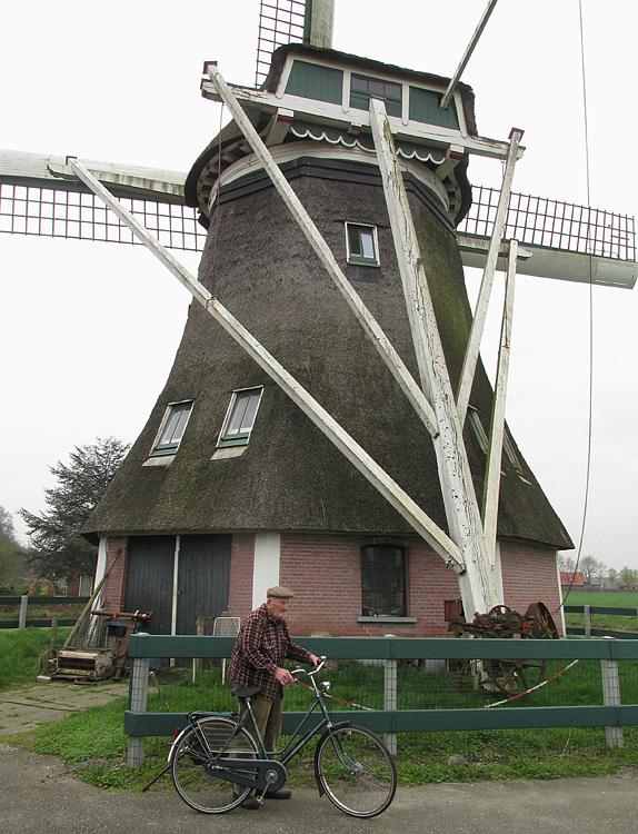 4, Molen 01231 (Naamloos) (Wenum), Piet Glasbergen (4-4-2014)Frits Vorderman Jr. (bijna 94) komt aanfietsen, poseert en vertelt zijn prachtige molenverhalen, (dat was erg bijzonder volgens zijn zoon...) en fietst weer weg.  | Database Nederlandse molens