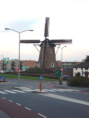 2, Molen 00276 De Zuidmolen (Groesbeek), De omgeving van De Zuidmolen is niet bepaald fraai! !  Dick Bunskoeke (18-5-2007) | Database Nederlandse molens
