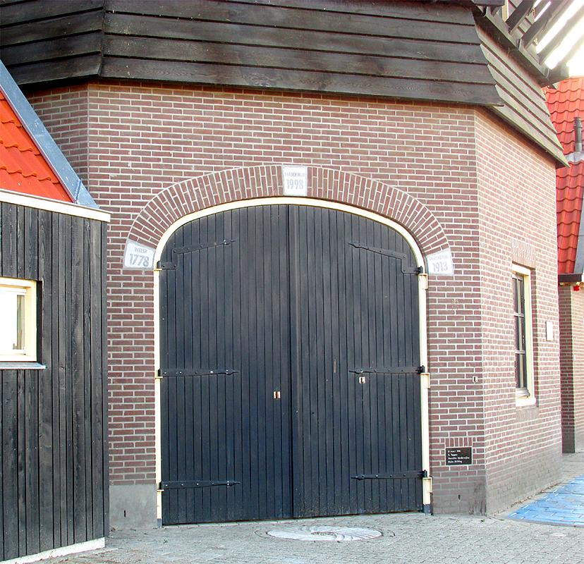 3, Molen 10001 De Hoop (Harderwijk), Piet Glasbergen (24-8-2019)De drie belangrijke 'geboortejaren' van deze molen: 1998, het bouwjaar hier; en het bouwjaar van de molens waarvan onderdelen werden gebruikt: 1913 - Oldenzaal en 1778 - Weesp. | Database Nederlandse molens