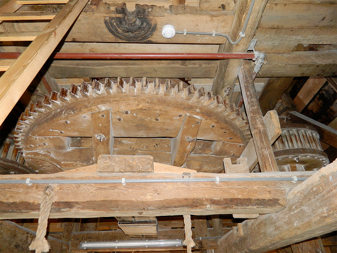 16, Molen 01836 De Fortuin (Hattem), Vincent Mepschen (24-3-2017)Let op de lagering van het 3e rondsel van de v.m. pelsteen | Database Nederlandse molens
