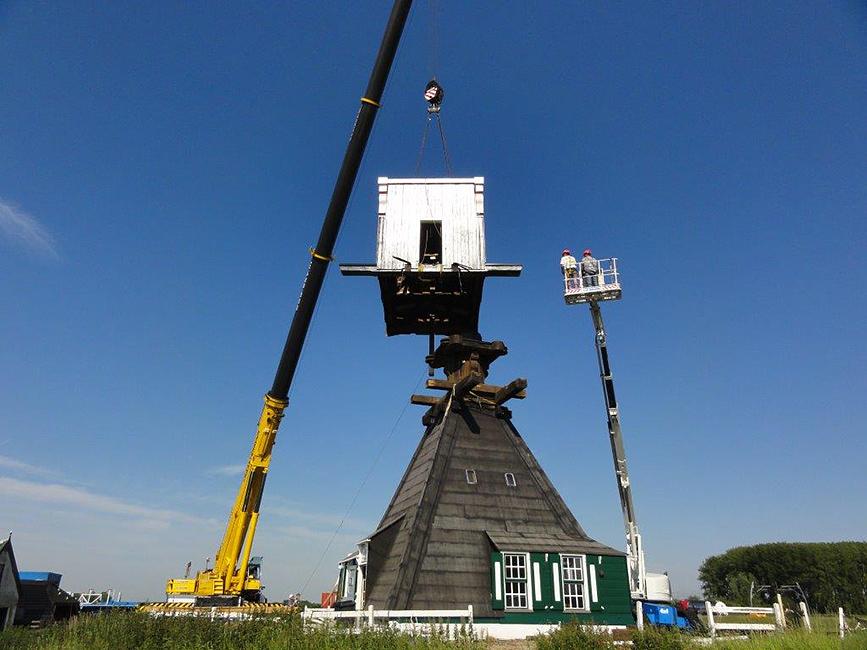 2, Molen 00843 Achterste Molen / Laaglandse Molen (Hellouw), Jaap Verweij (11-6-2015)Belangrijk moment in de restauratie, plaatsen van het bovenhuis. | Database Nederlandse molens