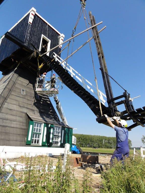 3, Molen 00843 Achterste Molen / Laaglandse Molen (Hellouw), Jaap Verweij (11-6-2015)Aanbrengen van de trap. | Database Nederlandse molens