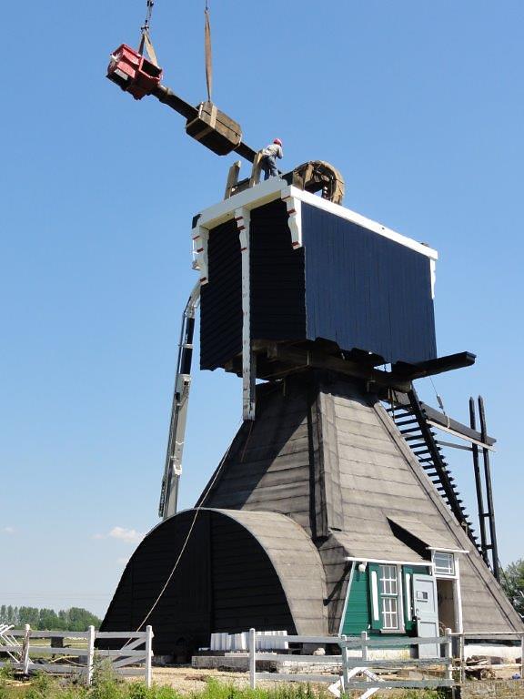 4, Molen 00843 Achterste Molen / Laaglandse Molen (Hellouw), Jaap Verweij (11-6-2015)De as weer op zijn plaats. | Database Nederlandse molens