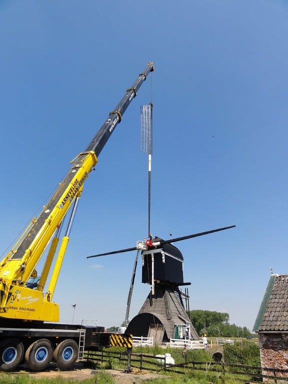 5, Molen 00843 Achterste Molen / Laaglandse Molen (Hellouw), Jaap Verweij (11-6-2015)Roeden steken waaronder de gerestaureerde Potroe. | Database Nederlandse molens