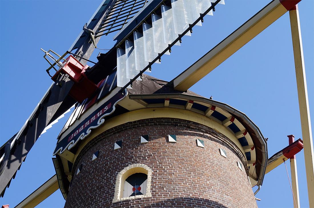 6, Molen 01228 Joannusmolen (Heumen), De baard is inmiddels donkerblauw geverfd en de kleppen van aluminiumBoukje van Leijen (9-8-2015) | Database Nederlandse molens