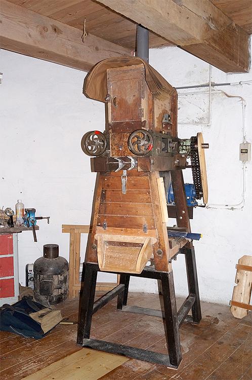 11, Molen 02660 e Op Hoop Van Beter (Ingen), Boukje Van Leijen (14-5-2016)De electrisch aangedreven pletterij | Database Nederlandse molens
