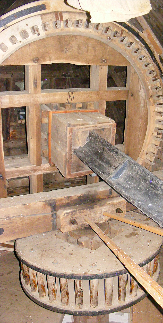 6, Molen 04202 De Duffelt (Kekerdom), Martin E. van Doornik (14-10-2017)Het zeer grote bovenwiel met eveneens grote schijfloop. | Database Nederlandse molens
