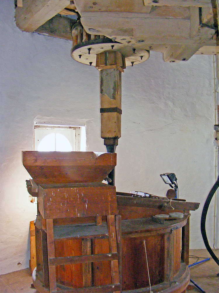 5, Molen 04202 De Duffelt (Kekerdom), Martin E. van Doornik (14-10-2017)Het koppel maalstenen met spoorwiel. | Database Nederlandse molens