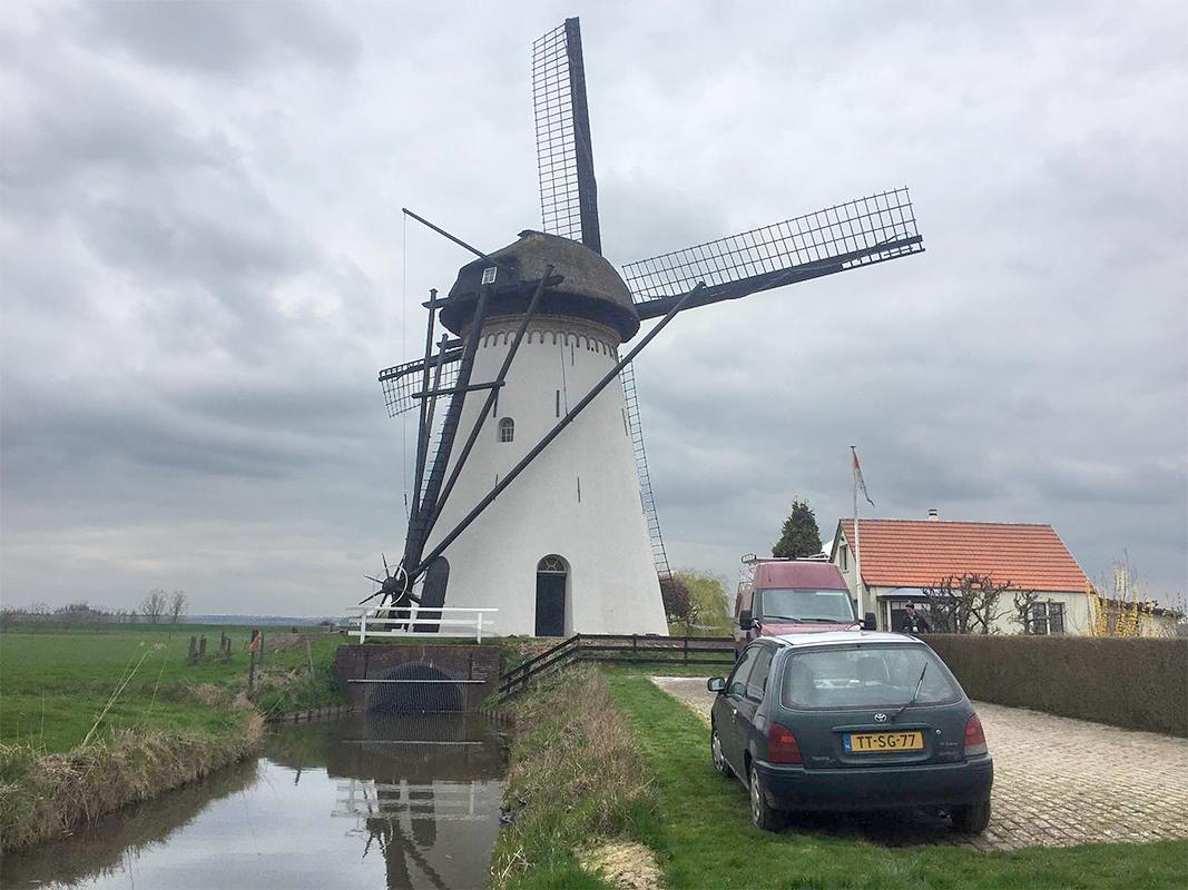 3, Molen 02661 De Marsch (Lienden), Arie-Willem van der Wal (27-3-2019)De nieuwgewitte romp. Helemaal schoongespoten en opnieuw geverfd. | Database Nederlandse molens