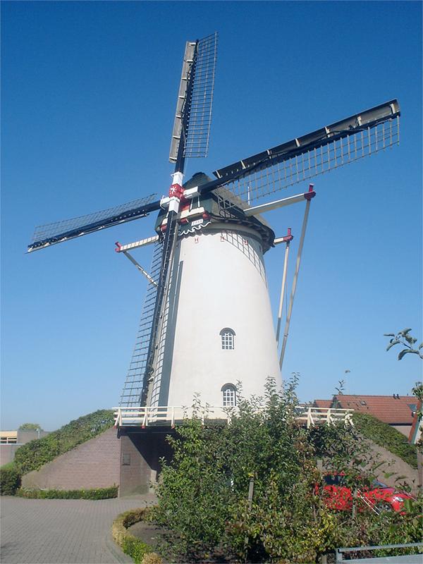Molen 02831 Tolhuys Coornmolen (Lobith), Marcel Stroo (27-9-2018)De molen met het nieuwe wiekenkruis. | Database Nederlandse molens