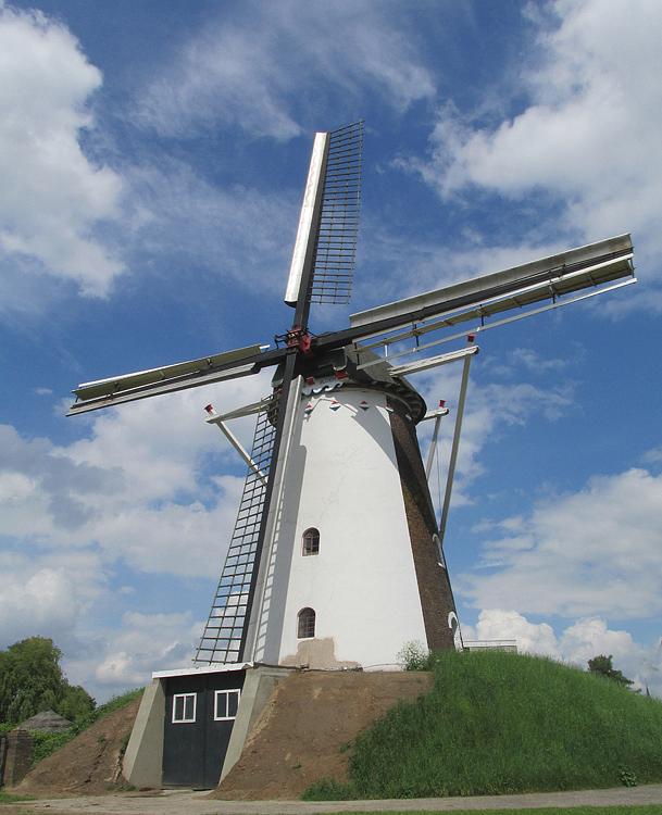 Molen 00865 De Korenbloem (Loil), Piet Glasbergen (24-5-2013). | Database Nederlandse molens