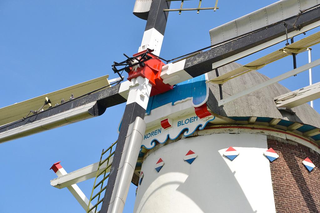 5, Molen 00865 De Korenbloem (Loil), Rob Pols (31-7-2015) Het voorkeuvelens en het wiekenkruis hebben duidelijk andere kleuren gekregen. | Database Nederlandse molens