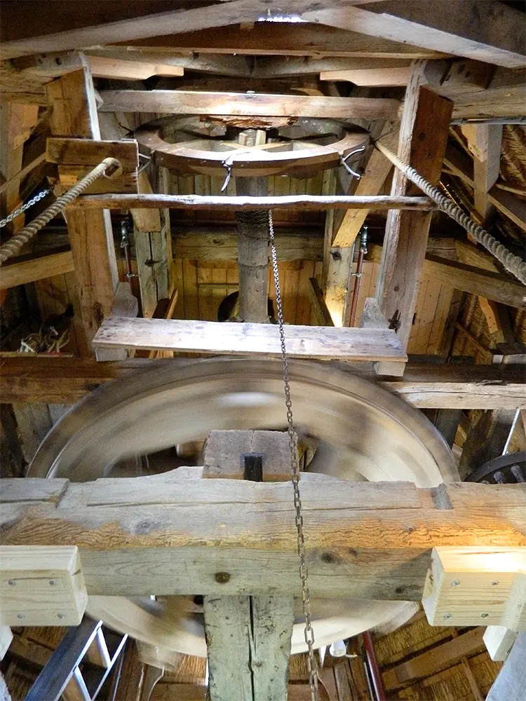 17, Molen 00095 De Hoop (Lunteren), Vincent Mepschen (11-6-2022)Het spilkalf waar de koning in draait lijkt een oude koningsspil. | Database Nederlandse molens