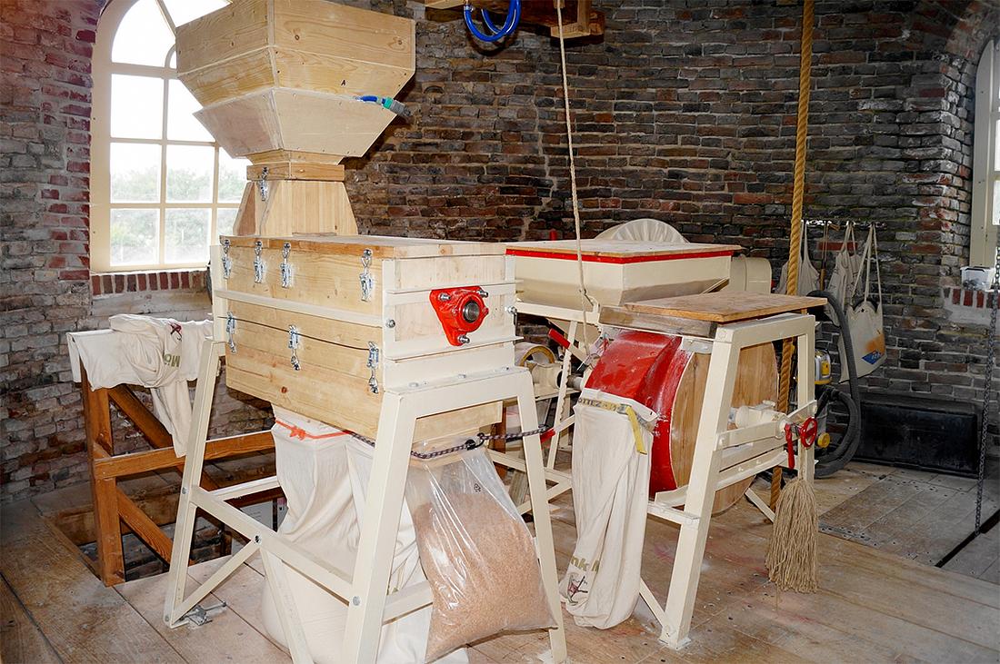 11, Molen 00895 Sevinkmolen / De Zorg (Meddo), Boukje van Leijen (9-7-2016) De door de molenaars zelf ontworpen hoogrendements borstelbuil en boerenmaalstoel zijn in 2016 in gebruik genomen. Beiden worden aangedreven door een ouderwetse aandrijflijn. Met de borstelbuil kan kleinschalig worden gewerkt vanaf 10 kg in enkele minuten tot 300 kg volkoren meel per uur. Zowel tarwemeel, roggemeel als speltmeel wordt verwerkt tot bloem, gries en zemelen.  | Database Nederlandse molens