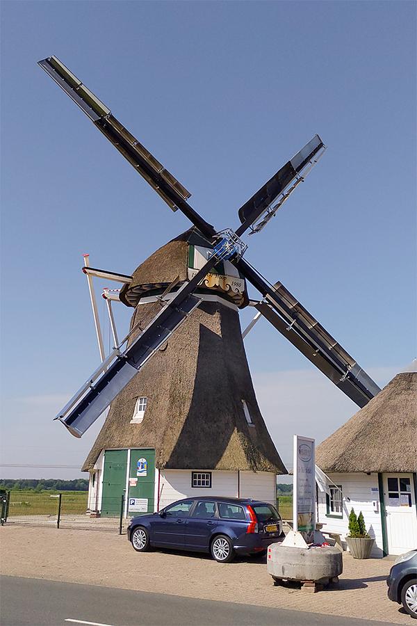 Molen 00655 De Hoop (Kropswolde), Jan van Rijswijk(17-6-2021)De molen met zijn nieuwe roeden en het nieuwe, zeer bijzondere, wieksysteem. Inmiddels is de molen weer volop in bedrijf. | Database Nederlandse molens