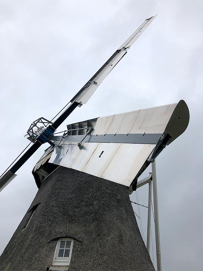 6, Molen 00655 De Hoop (Kropswolde), Sander Boom (2-7-2021)De iets uitstekende platen aan de uiteinden van de neuzen verbeteren de efficiëntie van het wieksysteem.  | Database Nederlandse molens