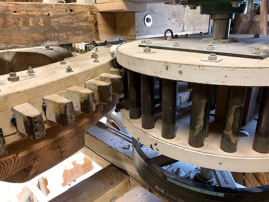 8, Molen 00655 De Hoop (Kropswolde), Sander Boom (2-7-2021)De aandrijving van de generator (30 kW). Hierdoor heeft één koppel stenen zijn windaandrijving verloren.  | Database Nederlandse molens