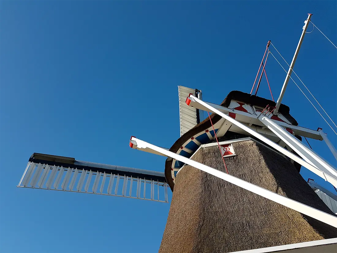 8, Molen 00469 De Jonge Held (Leegkerk), Jeffrey Cusiël (3-2-2019)Achteraanzicht van de molen, zicht op de steunklossen onder de lange schoren, steunend tegen de lange spruit. Zandloper op teerluik. | Database Nederlandse molens