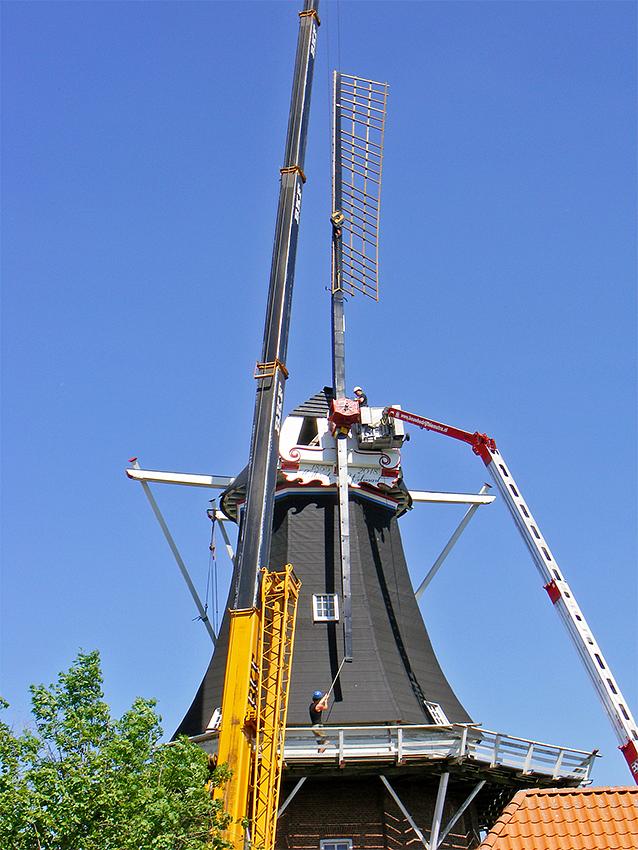 5, Molen 00482 Hollands Welvaart (Mensingeweer), Martin E. van Doornik (8-5-2018)Het steken van de nieuwe binnenroede. | Database Nederlandse molens
