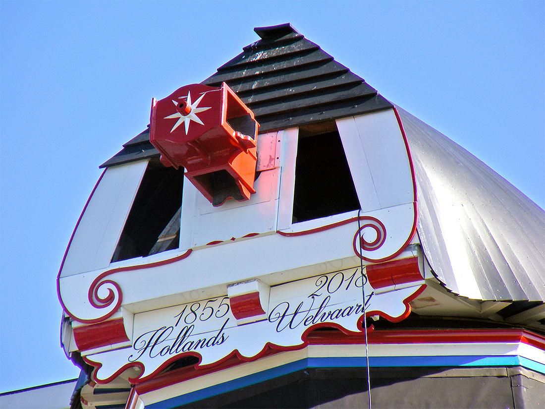 6, Molen 00482 Hollands Welvaart (Mensingeweer), Martin E. van Doornik (8-5-2018)Zo zien de kap en baard er anno 2018 uit, net voordat de roeden werden gestoken.  | Database Nederlandse molens